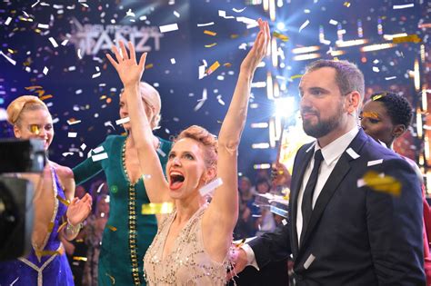 2017 the dress beste theatergruppe alphatanztheater und beste regie/idee kassandra wedel. Goldregen! Gehörlose Kassandra Wedel gewinnt für Bayern ...