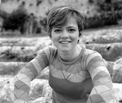 Pavone's career began in 1962 when she won the first edition of the festa degli sconosciuti (unknown performing artist contest), organized by famous. RITA PAVONE PARTECIPERA' A "BALLANDO CON LE STELLE 2016 ...
