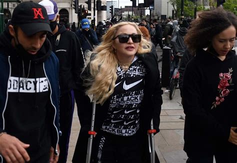 Madonna's official web site and fan club, featuring news, photos, concert tickets, merchandise, and more. Мадонна на костылях вышла на акцию протеста в Лондоне. Фото!