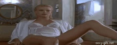 No annoying ads and a better search engine than pornhub! Гифка шарлиз терон гиф картинка, скачать анимированный gif ...