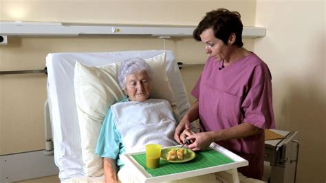 Dort haben sie etwas abwechslung. PfiFf - Anleitung zur Hilfe beim Essen und Trinken bei ...