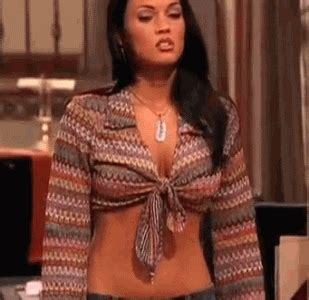 Die ist ein frühreifes früchtchen, was charlie und alan ziemlich durcheinander bringt, denn es ist verboten, an solchen früchten zu naschen. 21 gifs animados de Megan Fox para recordarnos que la vida ...