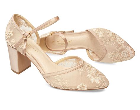 Gli esclusivi modelli di abiti da cerimonia di come in una favola abiti cerimonia dal taglio a sirena, evas, colorati (beige, blue, rosa, verde, rosso, bianco e il classico nero). Marisol- scarpe sposa o cerimonia colorate collezione 2021 ...