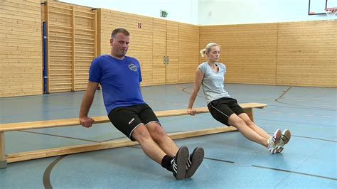 Meine hände sind schulterbreit nach hinten gestreckt. Feuerwehrsport-Trainingstool