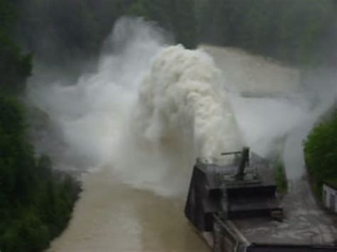 Zahlreiche straßensperren, sehr viel und hoher hochwasser in der stadt steyr: Hochwasser Steyr, Staumauer Klaus, Schleuse geöffnet, Juni ...