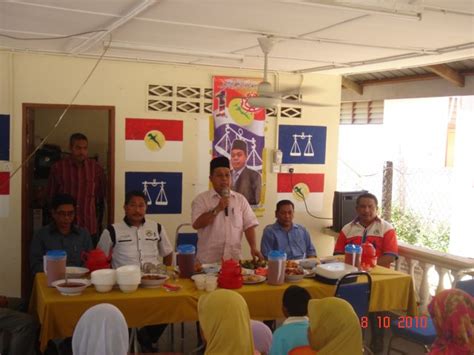 Perkarangan tempat letak kereta taman dahlia court. YB Mohd Nizar Haji Zakaria: Menghadiri Majlis Jamuan Hari ...