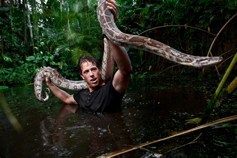 He travels the world in search of the most spectacular and bizarre creatures. 'Kinderen op Veluwe duiken door Freek Vonk op wilde dieren ...