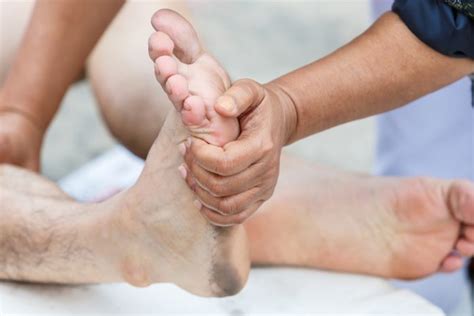 5 obat sakit telapak kaki sakit saat berjalan yang mudah dilakukan untuk mencegah dan mengobati telapak kaki yang sakit saat digunakan untuk beraktivitas. Ada Masalah Lenguh Kaki, Inilah 7 Tip Dan Petua Merawatnya ...