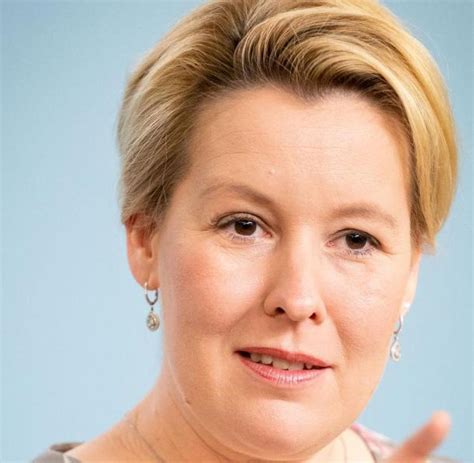 Franziska giffey ˈɡɪfaɪ̯ (* 1978 als franziska süllke) ist eine deutsche politikerin. Giffey und Müller: Berlins SPD will Personalfragen klären ...