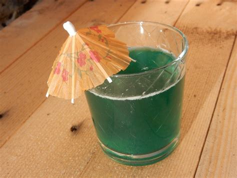 Wat te denken van bijvoorbeeld sour champagne, green coconut of een bahama mama. Cocktail met Blue Curaçao, Malibu en ananassap