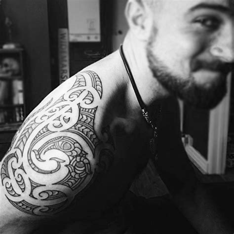 These tattoos are gaining importance because of simple design and use of free space. hinh-xam-maori-dep-nhat-cho-nam-va-nu-(11) - Khám Phá Mỗi Ngày