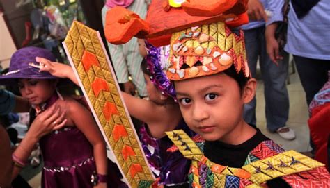 Untuk pembuatan kerajian dari barang bekas, seperti tempat pensil, tirai, dll. Baju Karnaval Anak Dari Bahan Daur Ulang - Sekilas Bahan