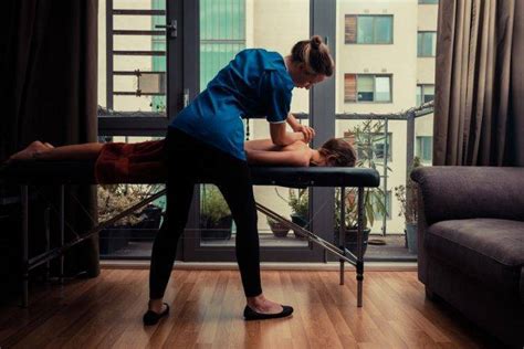 2 locating a massage therapist. Clinique GO™ | In-home massage services in Montreal