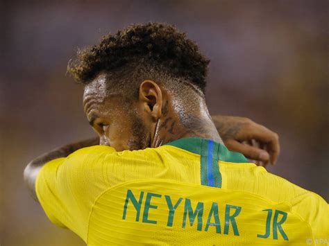 nejˈmaʁ dɐ ˈsiwvɐ ˈsɐ̃tus ˈʒũɲoʁ; Fußball » News » Frau beschuldigt Neymar der Vergewaltigung