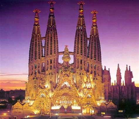 Barcelona is one of europe's aviation hubs and welcomes flights from around the world. La Sagrada Familia van Gaudi in Barcelona | Barcelona-Nu