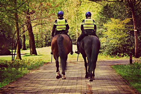 Voor dringende politiehulp bel 101. Onderhandelingen CAO Politie van start - Ambtenarensalaris.nl