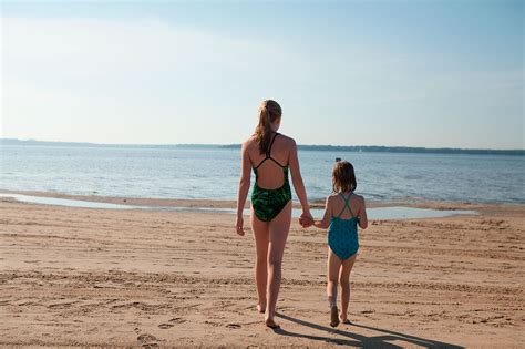 Plage sur les berges du lac de montagnes près de montréal. Parc national d'Oka - Activités plein air en famille - Sépaq