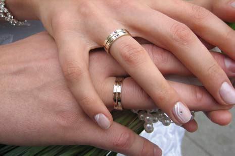 Cincin lamaran di jari apa. Mengapa Cincin Pernikahan Harus Di Jari Manis?