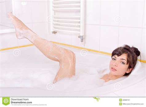61,1% 07:00 amore sensuale in vasca da bagno. Donna nella vasca da bagno immagine stock. Immagine di ...