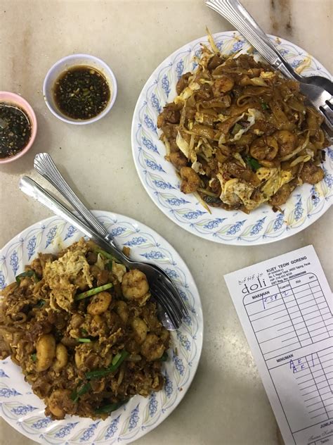 Kandungan kalori dalam kuey teow goreng dan cadangan aktiviti yang boleh dilakukan untuk membakar kalori selepas makan sepinggan kuey teow goreng. Rasai Kuey Teow Goreng TERLAZAT di Doli Kuey Teow Goreng ...