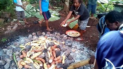 Che nom akan tunjuk cara sediakan pes sambal berempah untuk ikan bakar, dan kemudian resepi. Proses bakar batu..alias barapen suku biak - YouTube