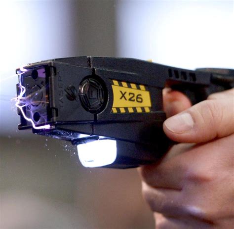 Ein taser, auch elektroschockpistole genannt, zählt zu den sog. Taser: Berliner Polizei testet Elektroschocker am ...