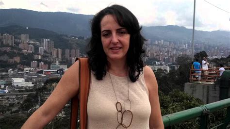 Luego de que la alcaldesa de bogotá, claudia lópez, decidiera tomar vacaciones hasta el 11 de enero aunque colombia no está en aislamiento obligatorio, sí está en el peor momento de contagio de la pandemia. María Fernanda Cabal envía un saludo desde Medellín. - YouTube