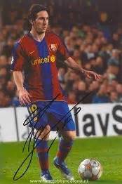 De fans van lionel messi hebben er een attractie bij. Fan Club Barcelona: Foto's van spelers met handtekening