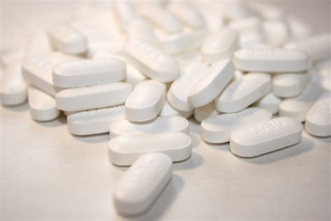 Maybe you would like to learn more about one of these? White Acetaminophen Pills or Caplets Picture | Free ...
