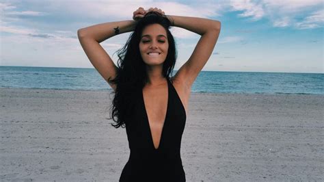 Oriana sabatini is a renowned argentinian singer, model and actress who keeps a strong activity in social media. Oriana Sabatini y cambio de look radical