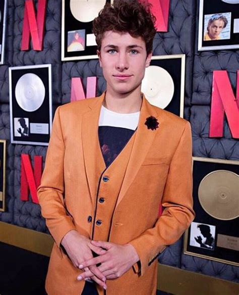 @juanpazurita la realidad es que pareciera tener 40 años de edad en lugar de 25. Mario Bautista responde a rumores sobre su relación con ...