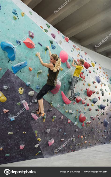 Jeune et jolie brunette francaise adore la sodo profonde 34 min. Jeune femme montant sur le mur — Photographie pressmaster ...