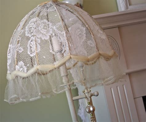 Secondo i consigli dati dagli esperti di interior design è necessario seguire alcune regole. Ispirazione per un paralume a piantana shabby chic - Il ...