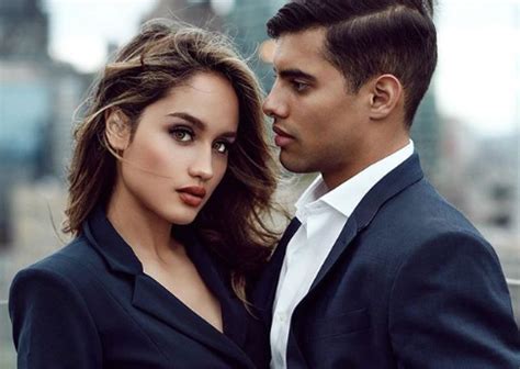 Dalam rentang waktu 4 jam, sedikitnya ada 28 foto kebersamaannya dengan cinta laura tidak diketahui apa motif frank garcia memposting foto mesranya dengan cinta laura. Pacar Cinta Laura Sebar Foto Mandi Bareng hingga Mesra di Ranjang - Uzone