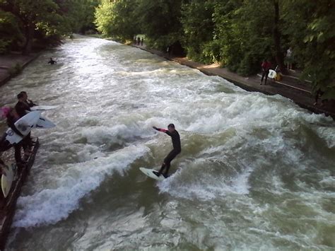 Englischer garten munich garten münchen regensburg fotografen orte paar fotos päarchen. Eisbach Englischer Garten in München, die waghalsigen Surfer