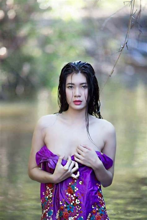 Dirinya pun foto selfie pamer bra oranye yang menggoda iman. Galeri Foto Model Seksi Pakai Kemben 8 - Minami