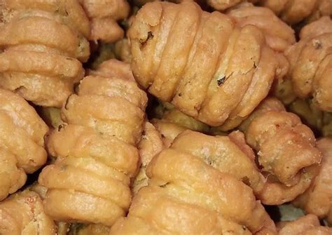 Camilan ini dibuat dari kombinasi tepung, ragi, lemak babi, krim asam, kuning telur, susu, dan garam. Resep Kue Garpu Asin Renyah oleh Sumi Lestari - Cookpad