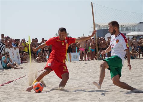 Echipa națională de fotbal a româniei este prima reprezentativă a româniei și se află sub controlul federației române de fotbal (frf). România luptă cu Anglia, Bulgaria și Norvegia pentru ...