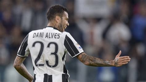 Dani alves est à ce jour le joueur qui a remporté le plus de trophées depuis le début de sa carrière professionnelle (39 en mai 2021) 85. Dani Alves - Spielerprofil 2021 | Transfermarkt