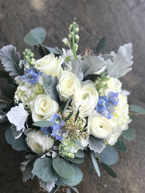 Opulent and overflowing, unstructured bridal bouquets finished wild, unstructured wedding bouquets are slowly replacing the traditional symmetrical trendy colours include vintage pastel hues such as blush pink, peach, apricot, washed coral, lilac and light blue. Ivory blooms accented with light blue and silver/gray ...