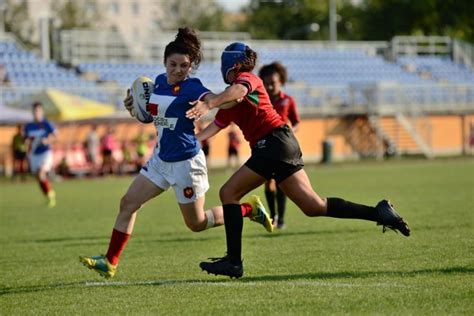 There are four backs, three forwards and each team can have up to five. Rugby à 7 Féminin U18 : Les Françaises sur le toit de l'Europe