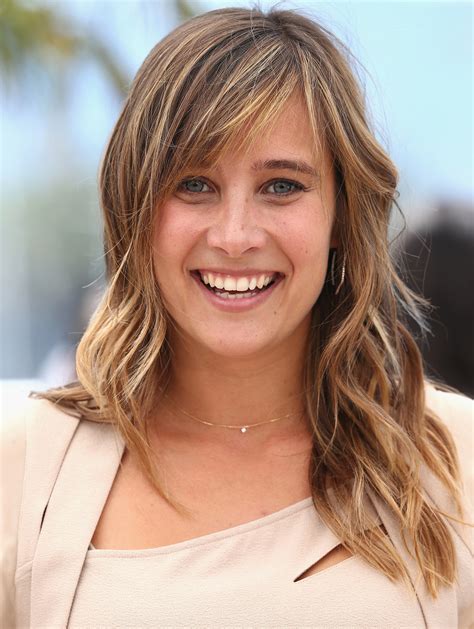 Issue d'une famille modeste, avec un père informaticien et une mère couturière, elle ne se destine pas à devenir actrice. Julie de bona.