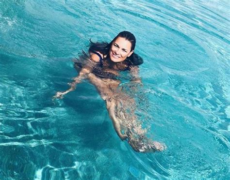 La coppia, in trasferta in toscana con i figli della modella e di gigi buffon per un fine settimana di festeggiamenti, tra cui anche il compleanno di david lee, appare innamoratissima. Alena Seredova, beccata in vacanza con Alessandro Nasi ...