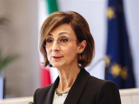 Il compito affidato loro è quello di garantire la persona contro gli abusi del potere, anche quando il potere comprime la libertà. Chi è Marta Cartabia, la prima donna presidente della Consulta