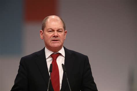 Scholz versprach, die krise als angelegenheit von nationaler bedeutung zu behandeln und hat in absprache mit bundeskanzlerin angela merkel bereits finanzielle hilfen zusagte. SPD-Parteitag: Olaf Scholz abgestraft, sehr gutes Ergebnis ...