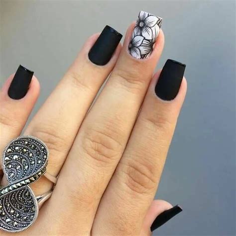 Uñas acrílicas 30 diseños sencillos para decorarlas paso a paso. Pin de Mary Cruz en Uñas negras con blanco | Manicura de ...