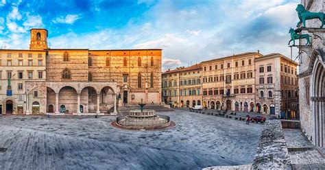 It covers a high hilltop and part of the valleys around the area. Perugia bei dein Reisemagazin