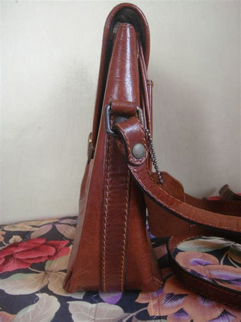 Túi xách tay nữ carlorino. YouNG BLoOd bUndLE: vtg pelco leather sling bag(SOLD)