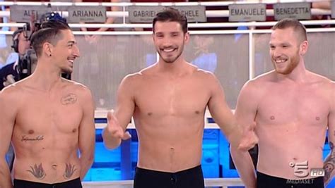 Il suo corpo, infatti, nel corso degli anni si è riempito di tantissimi di loro in ogni. Stefano De Martino balla coprendo i tatuaggi | veb.it