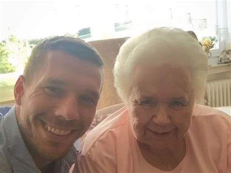 Lukas podolski gilt als stimmungsaufheller der nationalmannschaft. So süß & cool: Lukas Podolski schießt Selfie mit seiner ...